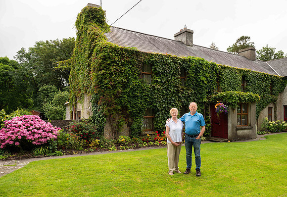 The family farmhouse with Frank & mother Bridie (2019; 90838)